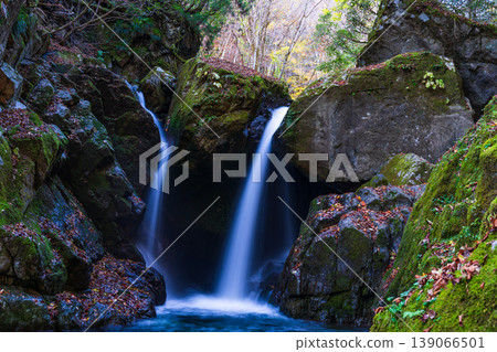 Late autumn scenery of Onzui Valley, Myojin Falls 7, Shiso City, Hyogo Prefecture Late autumn scenery of Onzui Valley, Myojin Falls 7, Shiso City, Hyogo Prefecture 139066501