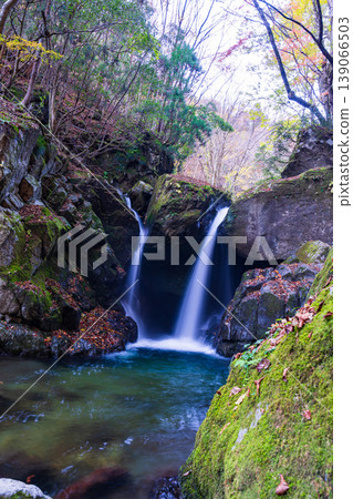 Late autumn scenery of Onzui Valley, Myojin Falls 5, Shiso City, Hyogo Prefecture Late autumn scenery of Onzui Valley, Myojin Falls 5, Shiso City, Hyogo Prefecture 139066503