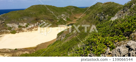 從這裡可以俯瞰世界遺產小笠原群島南部島嶼的全景,以及俯瞰小木池的水下喀斯特地形。 從這裡可以俯瞰世界遺產小笠原群島南部島嶼的全景,以及俯瞰小木池的水下喀斯特地形。 139066544