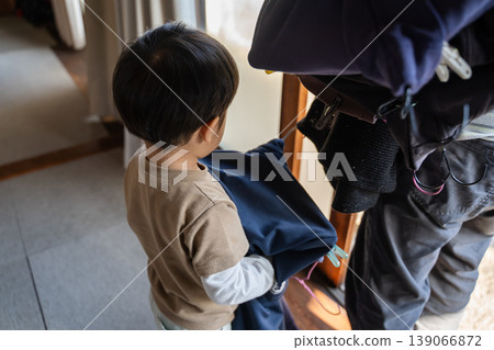 child helping with housework 139066872