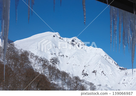 View of Mount Tanigawa in winter from Tenjindaira Station of the Tanigawadake Ropeway. View of Mount Tanigawa in winter from Tenjindaira Station of the Tanigawadake Ropeway. 139066987