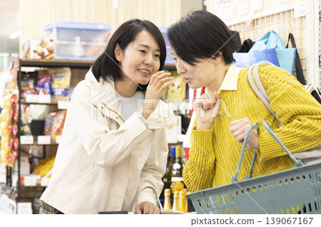 家庭主婦在超市聊天 139067167