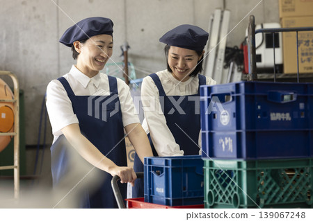 Women working with their part-time colleagues 139067248