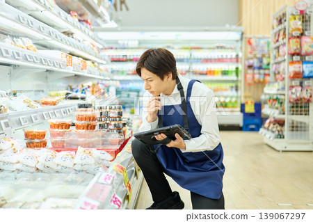 超市裡負責庫存管理的男性員工。 超市裡負責庫存管理的男性員工。 139067297