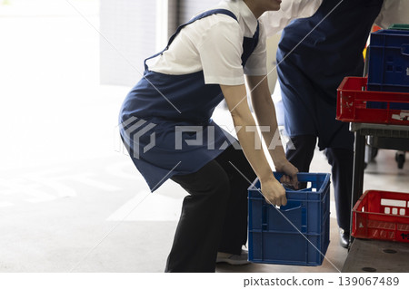 A woman with a crank 139067489