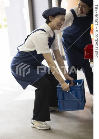 A woman with a crank 139067491