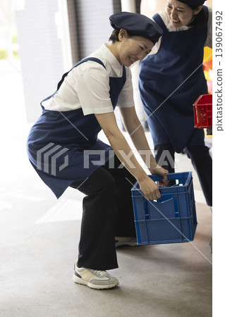 A woman with a crank 139067492