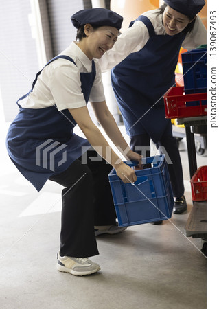 一個女人用曲柄 139067493