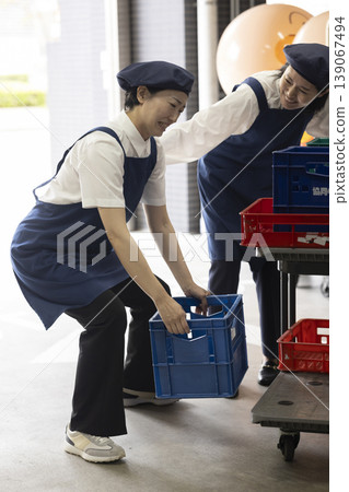 一個女人用曲柄 139067494