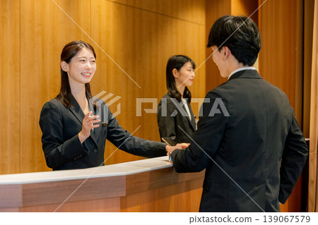 Hotel Check-in 139067579