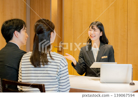 前台接待員正在解釋情況。 前台接待員正在解釋情況。 139067594