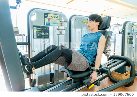 一名男子在健身房鍛煉 139067600