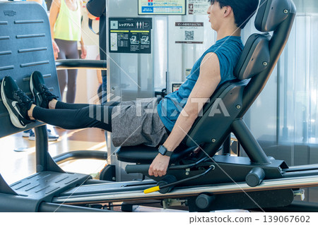 一名男子在健身房鍛煉 一名男子在健身房鍛煉 139067602