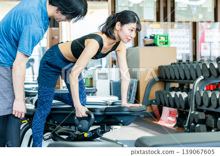 一位女士在健身房鍛鍊身體 一位女士在健身房鍛鍊身體 139067605