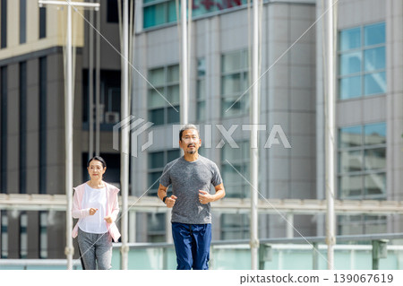 一個女人走在城市 139067619