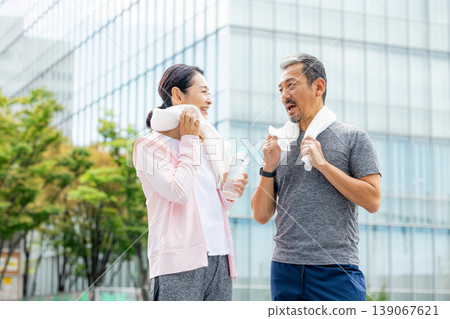 一對老年夫婦正在擦拭跑步後的汗水。 139067621