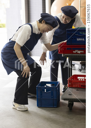 A woman with a sudden backache and knee pain. 139067635