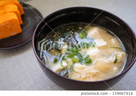 豆腐海帶味噌湯:特寫 豆腐海帶味噌湯:特寫 139067818