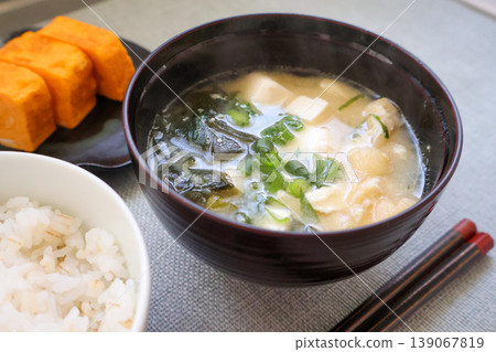 日式早餐套餐,包括味噌湯、米飯和煎蛋捲。 日式早餐套餐,包括味噌湯、米飯和煎蛋捲。 139067819