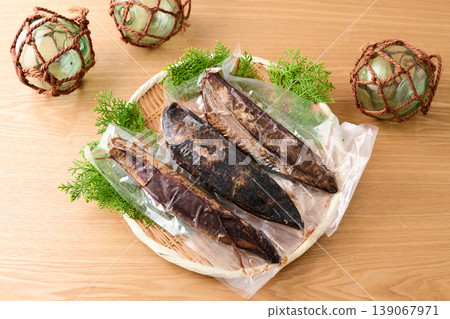 Vacuum-packed bonito seared over straw (thawed) 139067971