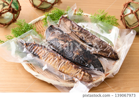 Vacuum-packed bonito seared over straw (thawed) Vacuum-packed bonito seared over straw (thawed) 139067973