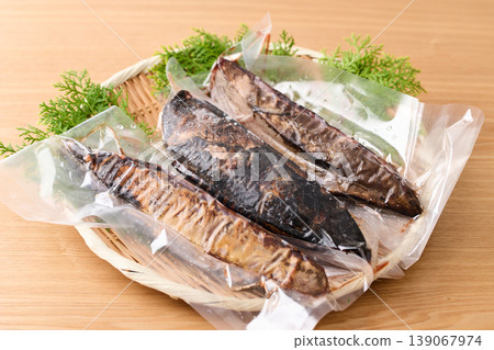 真空包裝的稻草烤鰹魚(已解凍) 真空包裝的稻草烤鰹魚(已解凍) 139067974