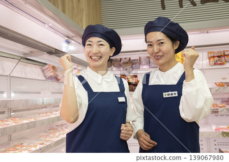 Part women working at supermarket Part women working at supermarket 139067980