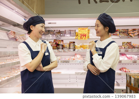Part women working at supermarket Part women working at supermarket 139067983