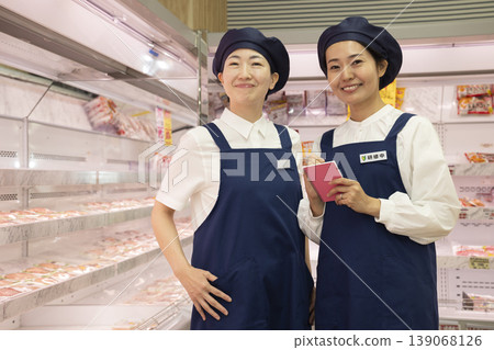 部分婦女在超市工作 139068126