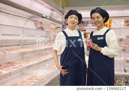 部分婦女在超市工作 139068127