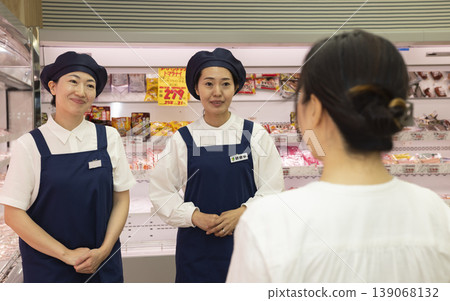 Part women working at supermarket 139068132