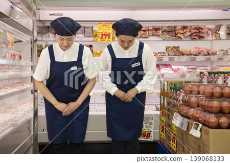 Part women working at supermarket 139068133