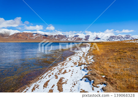 Rangkul lake and Pamir mountains near Murghab town, Tajikistan 139068328