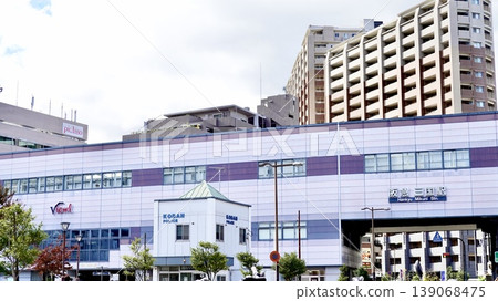 從大阪市淀川區阪急三國站前環島的派出所對面可以看到阪急寶塚線。 從大阪市淀川區阪急三國站前環島的派出所對面可以看到阪急寶塚線。 139068475