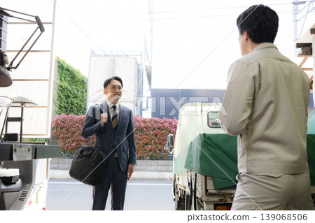 Business scenes involving credit union employees and outside sales representatives greeting small and medium-sized business clients, and work and communication. Business scenes involving credit union employees and outside sales representatives greeting small and medium-sized business clients, and work and communication. 139068506