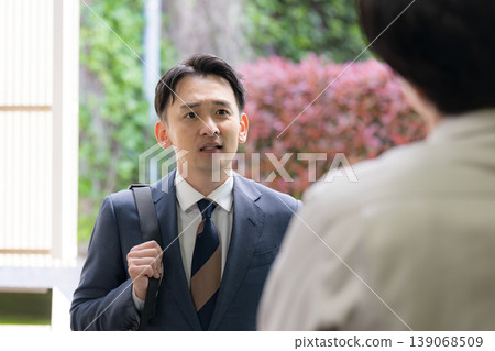 商業場景包括信用社員工和來訪的銷售代表接待中小企業客戶，以及工作和溝通。 139068509