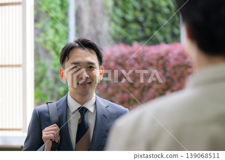 Business scenes involving credit union employees and visiting sales representatives greeting small and medium-sized business clients, and work and communication. Business scenes involving credit union employees and visiting sales representatives greeting small and medium-sized business clients, and work and communication. 139068511