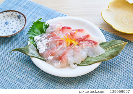 鯛魚刺身盛於盤中 鯛魚刺身盛於盤中 139069007