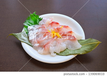 鯛魚刺身盛於盤中 鯛魚刺身盛於盤中 139069010