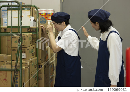 一位同事安慰在後屋哭泣的一位女士。 139069081