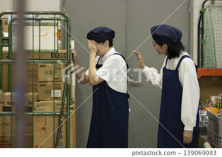 一位同事安慰在後屋哭泣的一位女士。 139069083