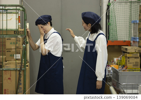 一位同事安慰在後屋哭泣的一位女士。 139069084