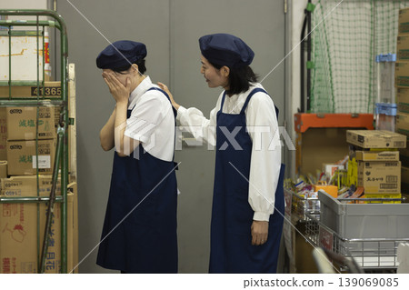一位同事安慰在後屋哭泣的一位女士。 139069085