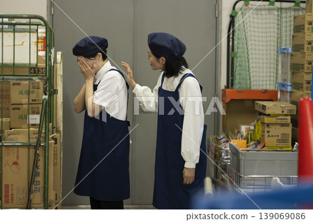 一位同事安慰在後屋哭泣的一位女士。 139069086