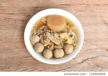 boiled meatball and braised beef meat tendon with bean sprout in clear soup on bowl 139069088