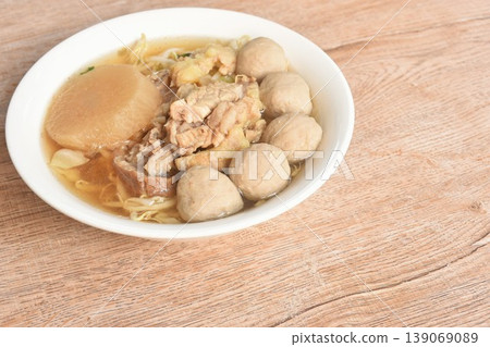 boiled meatball and braised beef meat tendon with bean sprout in clear soup on bowl 139069089