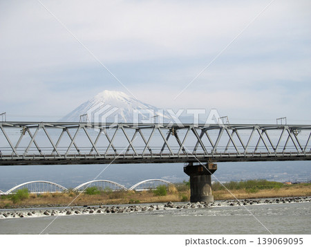 透過鐵路橋可以看到富士山。 透過鐵路橋可以看到富士山。 139069095
