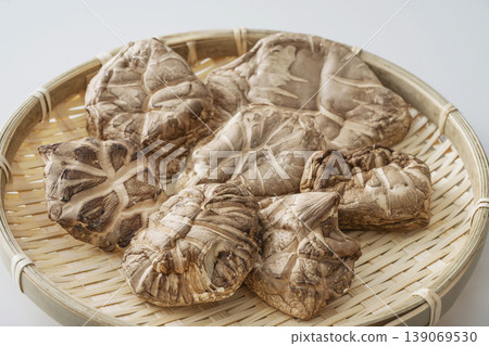 Dried shiitake mushrooms Dried shiitake mushrooms 139069530