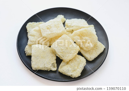 酥脆的松山炸豆腐,盛於盤中 酥脆的松山炸豆腐,盛於盤中 139070110