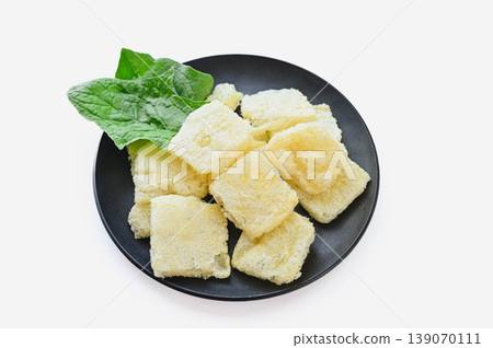 酥脆的松山炸豆腐,盛於盤中 酥脆的松山炸豆腐,盛於盤中 139070111
